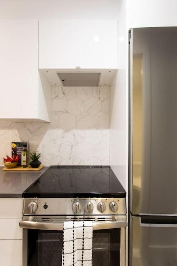 Palms Little Italy Studio With Full Bathroom By Denstays มอนทรีอัล ภายนอก รูปภาพ
