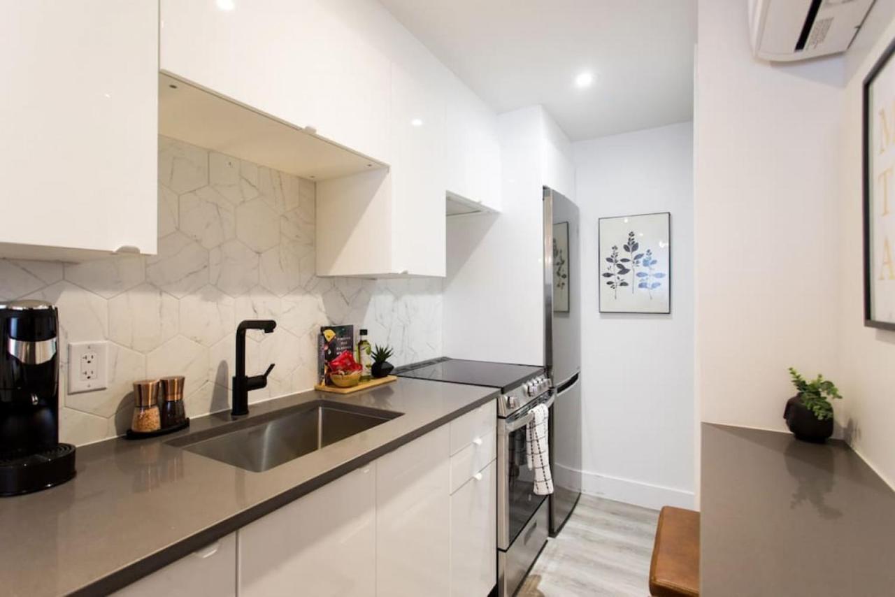 Palms Little Italy Studio With Full Bathroom By Denstays มอนทรีอัล ภายนอก รูปภาพ