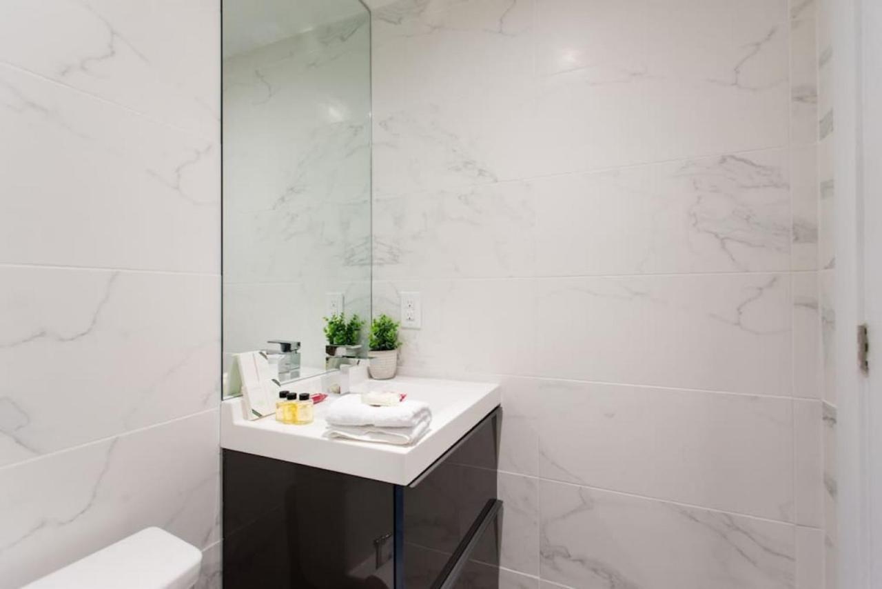 Palms Little Italy Studio With Full Bathroom By Denstays มอนทรีอัล ภายนอก รูปภาพ