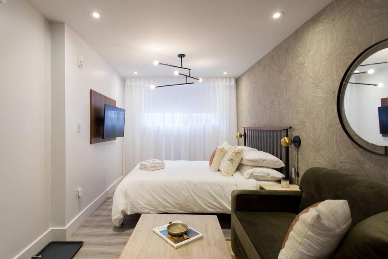 Palms Little Italy Studio With Full Bathroom By Denstays มอนทรีอัล ภายนอก รูปภาพ