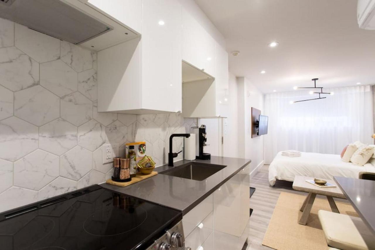 Palms Little Italy Studio With Full Bathroom By Denstays มอนทรีอัล ภายนอก รูปภาพ