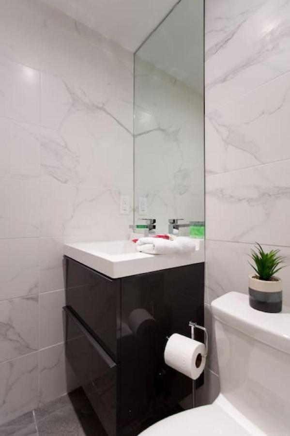 Palms Little Italy Studio With Full Bathroom By Denstays มอนทรีอัล ภายนอก รูปภาพ