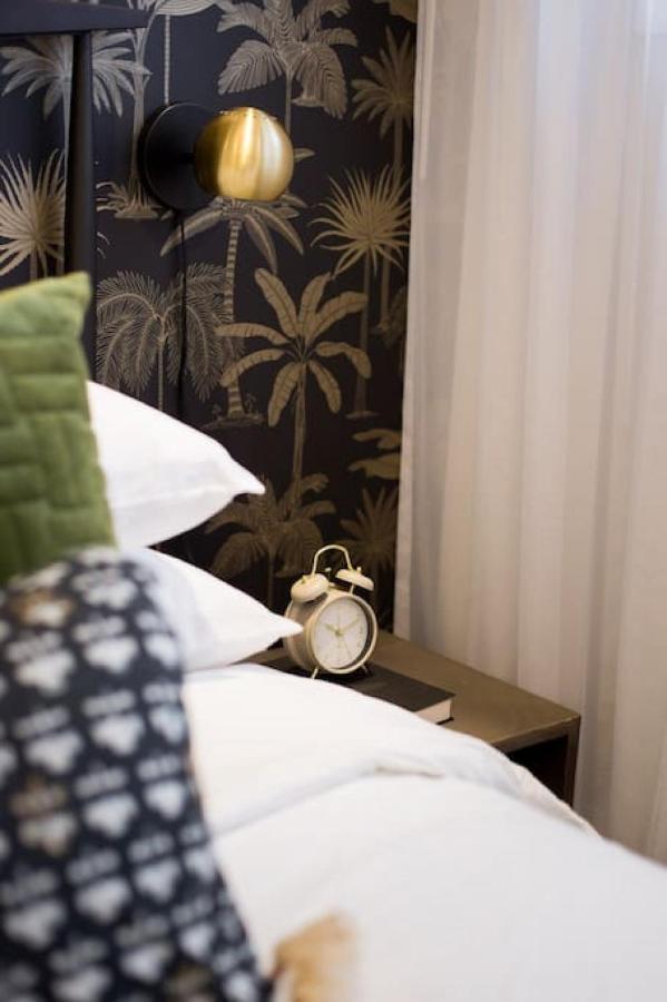 Palms Little Italy Studio With Full Bathroom By Denstays มอนทรีอัล ภายนอก รูปภาพ